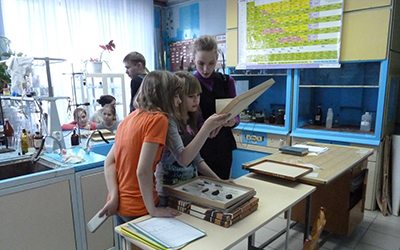 школьники на экскурсии
