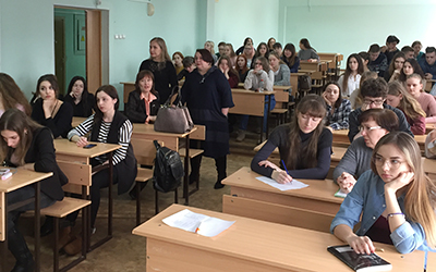 Омская молодежь встретилась с ведущей программы «Час новостей» на «12 канале» Юлией Ковыршиной