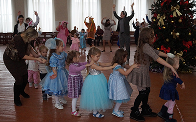 Новогоднее представление у елки