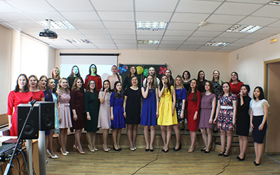 студенты поздравляют преподавателей