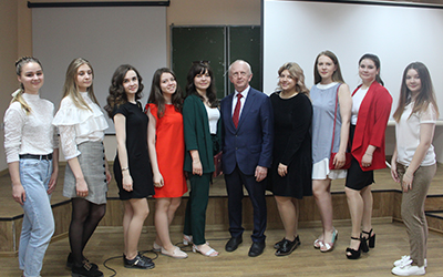 Выпускники факультета НДиСО с деканом