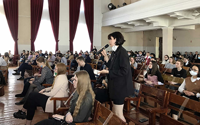 студенты задают вопросы О.Н. Смолину