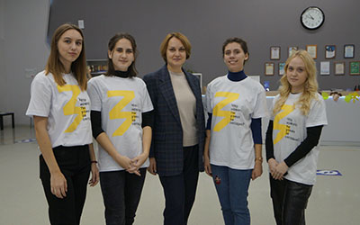 Студенты ОмГПУ и проректор по учебной работе Н.С. Макарова