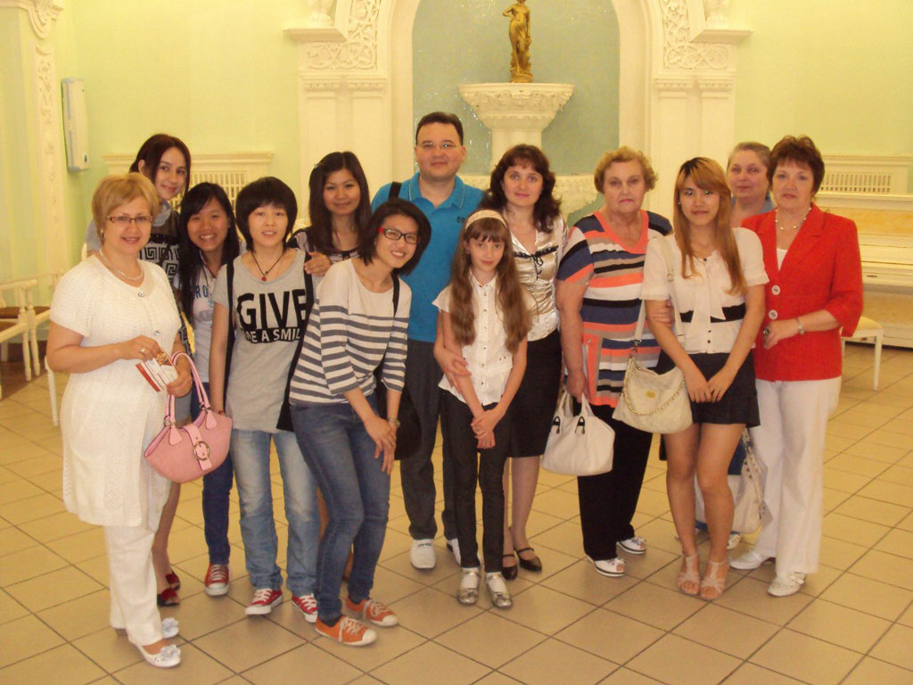 С.Е. Мыльникова с коллегами и студентами на культурном вечере