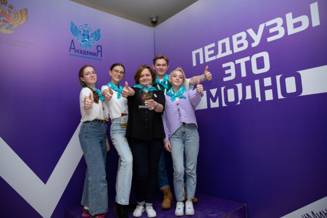 Т.В. Баракина и студенты ОмГПУ