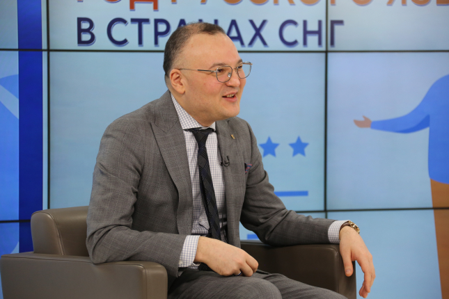 завкафедрой русского языка как иностранного и предвузовской подготовки ОмГПУ, председателем региональной предметной комиссии ЕГЭ по русскому языку Евгений Виданов