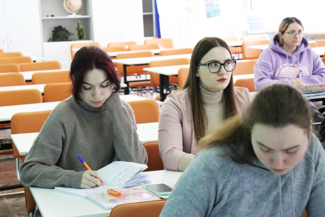 Студенты ОмГПУ занимаются в современной лаборатории методики обучения географии
