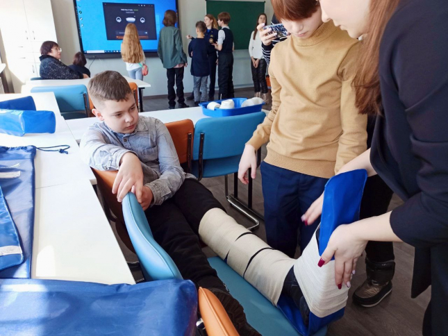 В Технопарке ОмГПУ для школьников прошёл мастер-класс «Колесо безопасности»